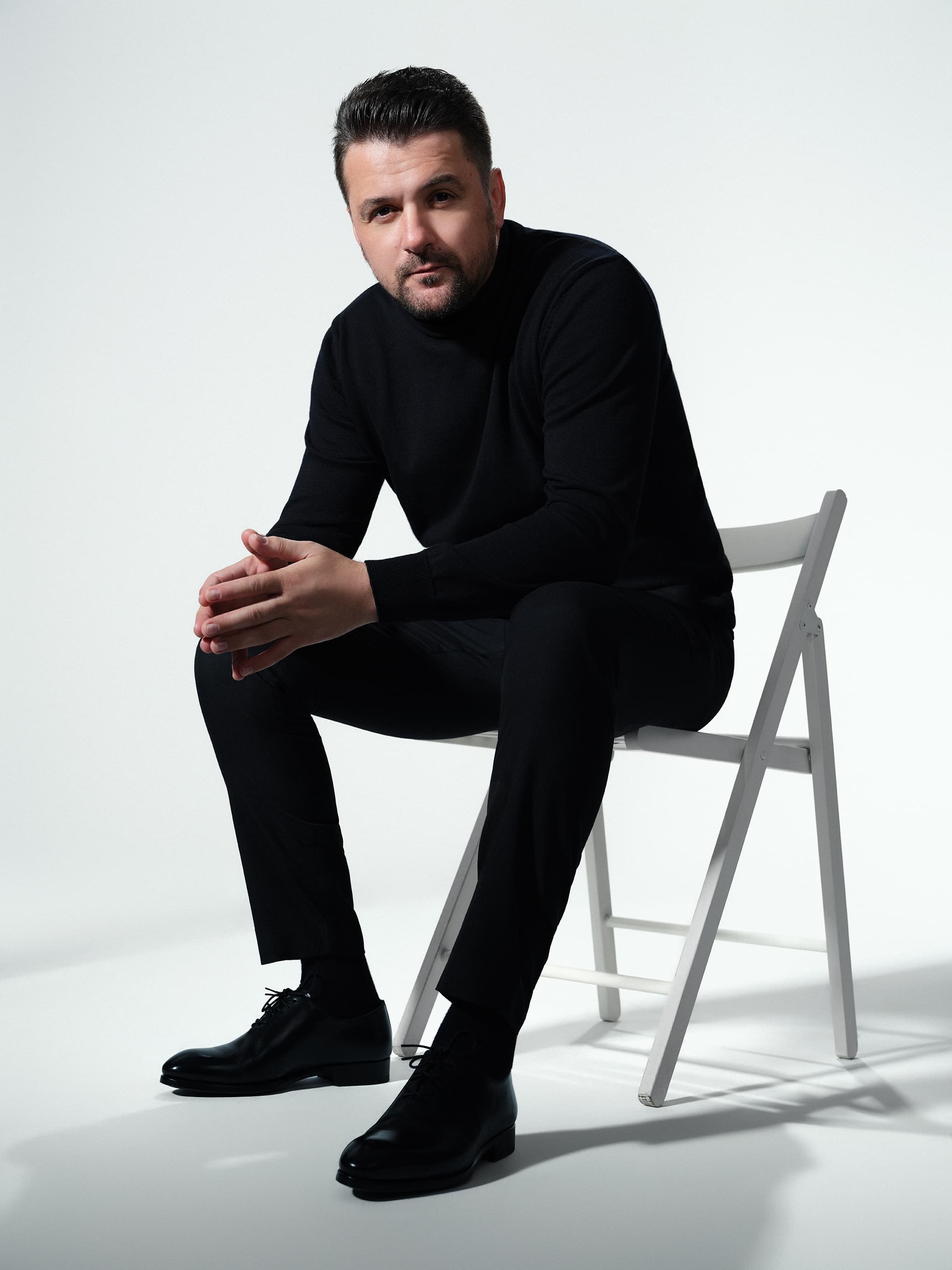 Radu Ionuț în smoking, portret editorial de studio